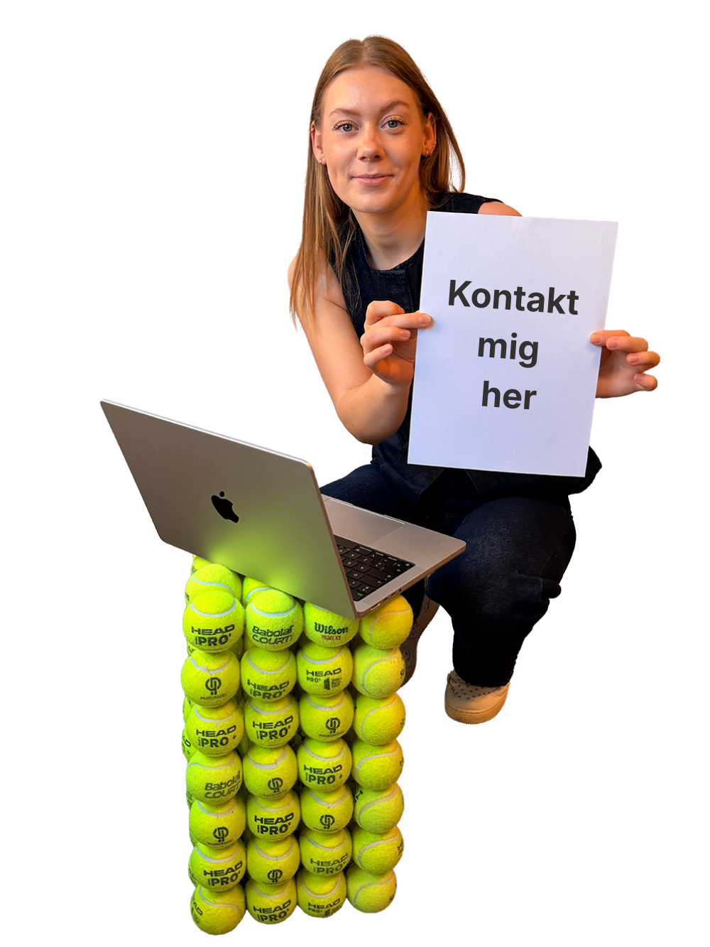 Sabrina der sidder med et parpir, hvor der står kontakt mig her på