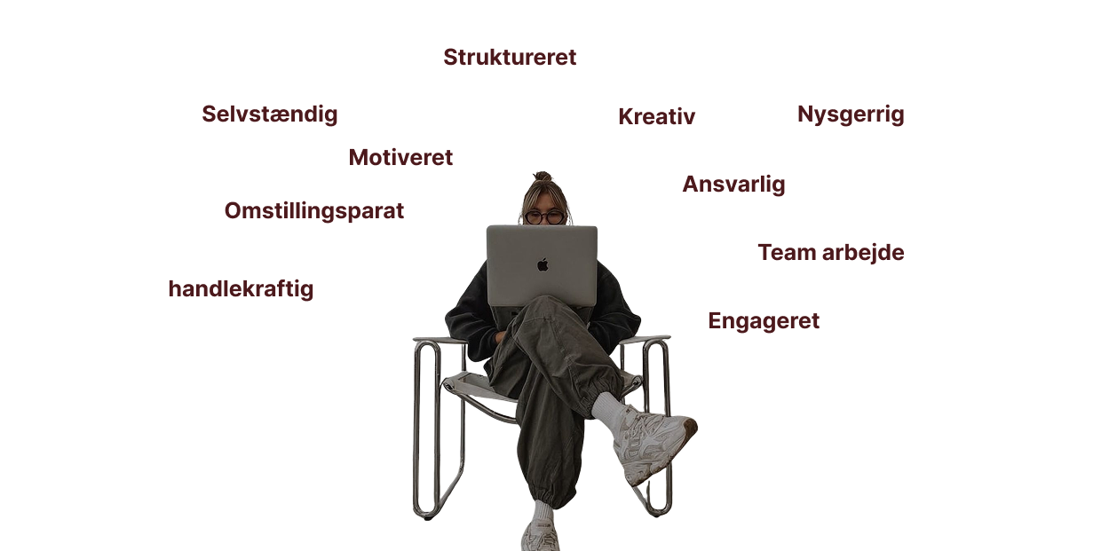 Sabrina der sidder i en stol med laptop og en masse kompetencer skrevet rundt om hende